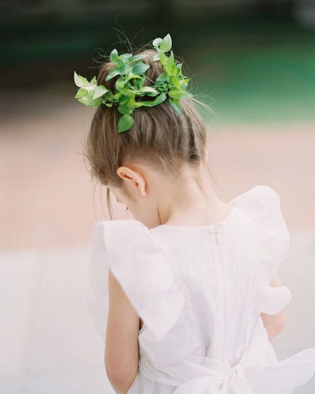 This sweet little flower girl, with greenery in her hair. I loved this small detail from Victoria &amp; Canon's wedding! ⠀⠀⠀⠀⠀⠀⠀⠀⠀
Planner: @ivoryandvineeventco ⠀
Photo: @allentsaiphoto
Dress: @demafille_bridal @misshayleypaige ⠀
Bridesmaid dresses: 