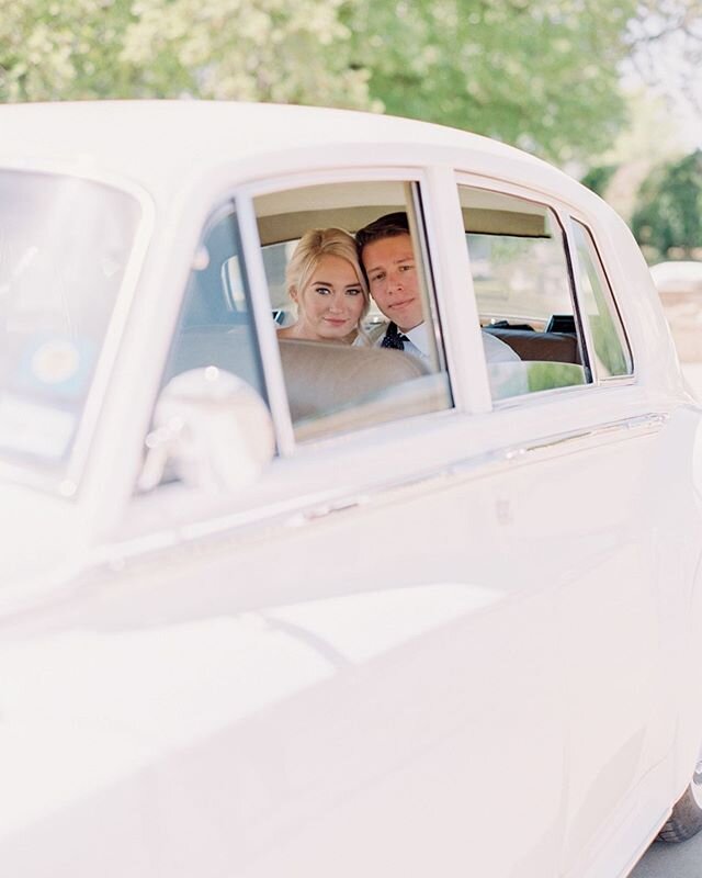 Roll out - to your happily ever after. These classic cars are some of my all-time-favorite getaway vehicles and a great way to add a timeless touch to your wedding day. ⠀⠀⠀⠀⠀⠀⠀⠀⠀
Photo: @stephaniebrazzle
Venue: @theolanatx @waltersweddingestates
Flor